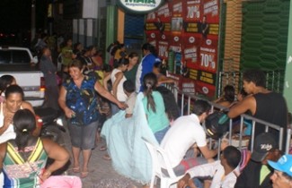 consumidores dorme na frente da loja que fez promoção