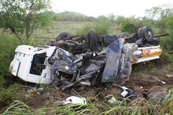 Os dois veículos foram parar com mais de 25 metros de distância do local do acidente