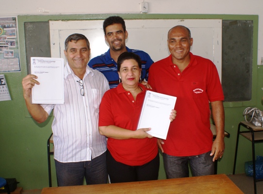assinatura-do-plano-de-cargo-e-salario-de-Queimadas-foto-raimundo-mascarenhas