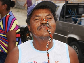 pai de santo exibe intimidade com cobra coral jaco bina