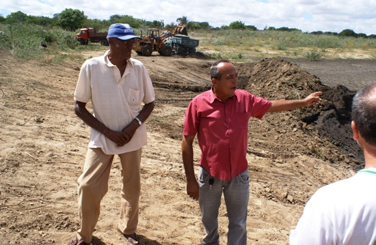 Urbano de Carvalho al lado do diretor sindical Jonas Oliveira