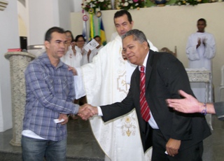assis e renato dão as mãos