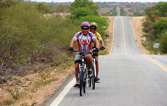 Pai e filho pedalam de São Paulo até Valente - foto- Raimundo Mascarenhas