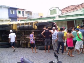 CAMINHÃO TOMBA EM MONTE SANTO.1