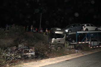 colisão entre gol e carreta.2