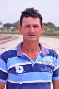 homem feliz com a agua em retiro