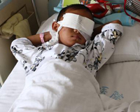 Menino, que ficou cego, aparece em hospital Foto: AFP