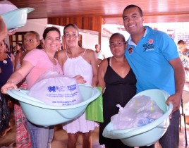 entrega de kits para gestantes em retirolândia