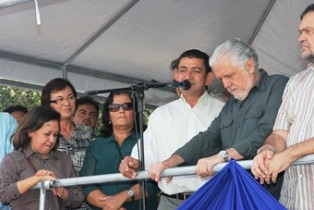 Neusa atenta ao discurso do prefeito Pedro de Baixa Grande