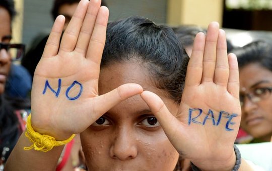 Estudante faz protesto contra estupros nesta sexta-feira (13) na cidade indiana de Hyderabad (Foto: AFP)