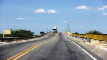 Caminhão sobre a ponte do Rio São Francisco sentido Penambuco/Bahia