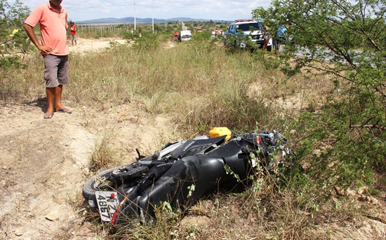 Moto ficou a 10 metros da vítima e Fiat Uno ao fundo a cerca de 50 metros.