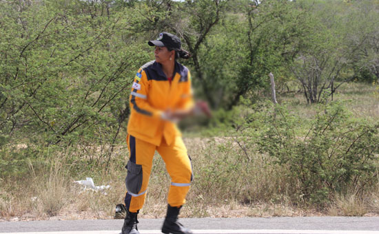 Brigadista recolhe parte do braço da vítima, já que  foi dividido em duas partes.