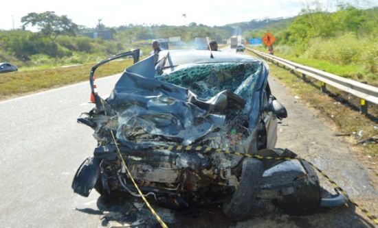 O outro veículo não foi identificado, este modelo Montana teve a frente destruída.
