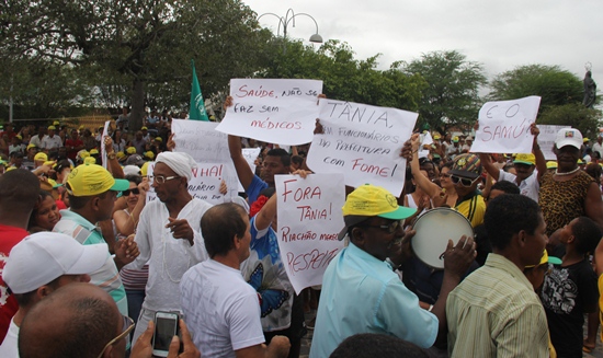A equipe da prefeita Tânia organizou várias faixas e colocou em pontos estratégicos da cidade, enquanto o grupo de oposição levou cartazes para o meio da multidão. 
