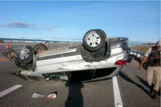 Após capotar o carro, bandido tentou fugir, mas foi preso por PMs de Vitória da Conquista