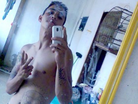 Betinho e o colega menor de idade  estão em um delegacia da região. 