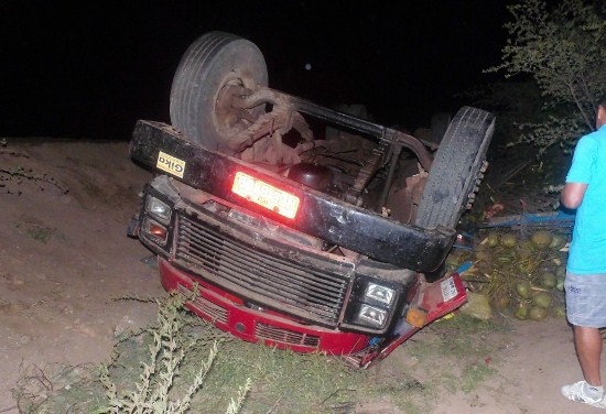 No veículo viajava duas pessoas que ficaram feridas, mas não correm risco de morte.