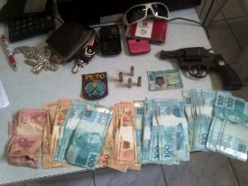 Dinheiro e objetos encontrados com a dupla