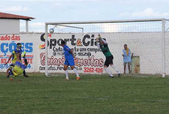 Ró acerta um grande voleio e marca o único gol da vitória.