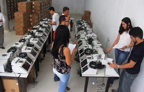 lacração de urna eletrônica2 - foto- Raimundo Mascarenhas