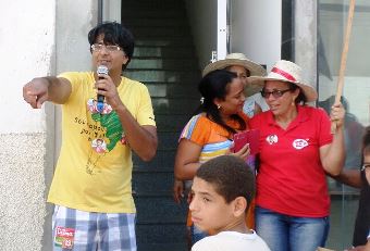 Médica Yorbelys ao lado da líder comunitária Marli e o vereador Danilo.