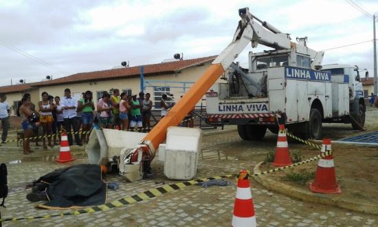 Vítima foi projetada ao solo depois do desabamento do guindaste.