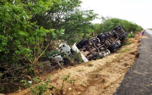 carreta tombada