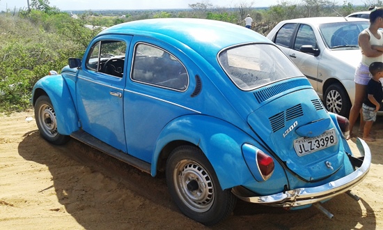 Fusca atingido no fundo pela moto