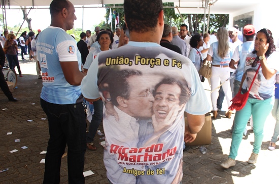Pelo menos 150 pessoas circulam pela UPB com a camisa de apoio a Ricardo Machado que nas costa está estampada uma foto de uma prova de muita amizade entre Rui e o candidato.