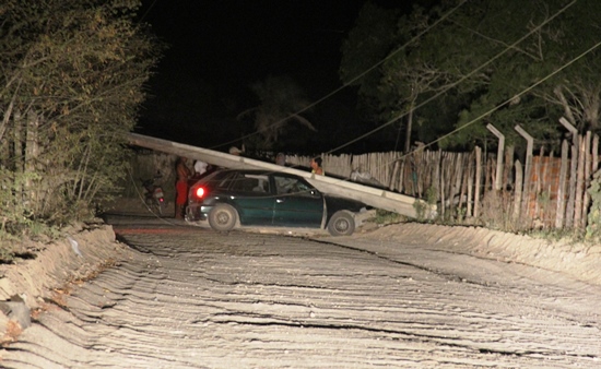 carro bate em poste 1