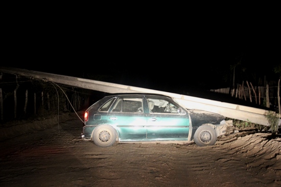 carro bate em poste 2