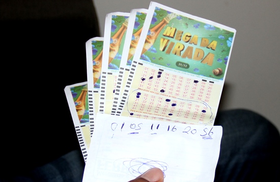 Mauricio exibe o resultado abaixo e o jogo acima que seria premiado.