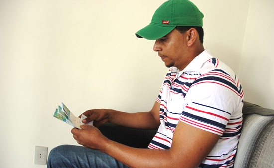 Mauricio perdeu tempo numa barbearia e quando chegou a lotérica estava fechada.