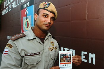 A cartilha desvenda códigos dos marginais. 