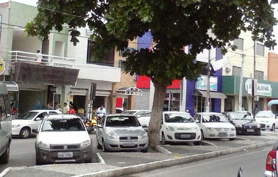 Os veículos estacionados em ângulo deveriam ser taxi. Pelo contrário no momento da foto nenhum de placa vermelha.