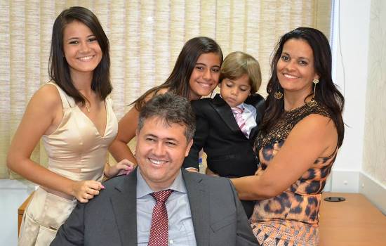 Deputado Alex feliz ao lado da família.