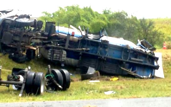 CAMINHÃO DE GÁS CAPOTA NA BR 324