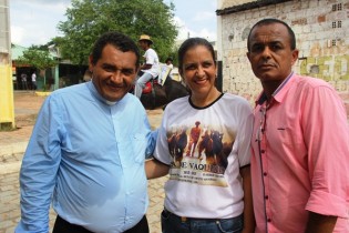 Renata ao lado de José Messias fez questão de registrar uma foto ao lado do Frei. 