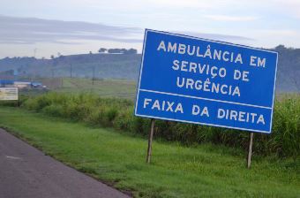 Motoristas devem ficar atentos a placa informando o tráfego livre.