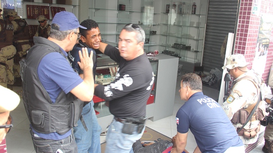 Deleago titular de Conceição do Coité Getúlio Paranhos, entregou seu colete e desde às 06h negociava com os bandidos