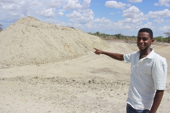 Segundo Hélio, a quantidade de cascalho tirado é suficiente para arrumar as estradas da região.