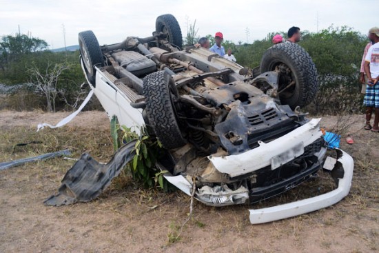 Hilux totalmente destruída após colidir em moto. / Foto: Noticias de Santaluz