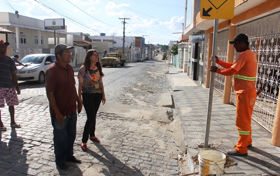 Chefe do Deotran Jilreis Nascimento e secretária de Administração Elisângela Azevedo fazem inspeção da obra.