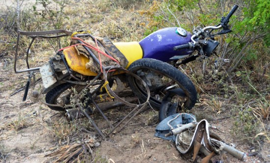 Estado da motocicleta após o acidente./ Foto : Noticias de Santaluz