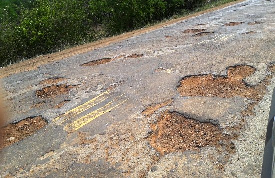 Muitos acidentes acontecem depois que os veículos perdem a direção ao cair no buraco. Foto Heitor Henrique