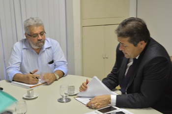 Alex observa o relatório