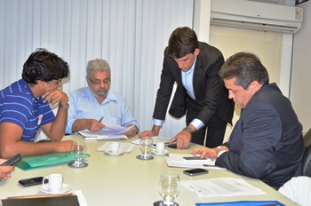 Caio Isaac de pé apresenta relatórios 