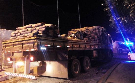 caminhão carregado com explosivos - des