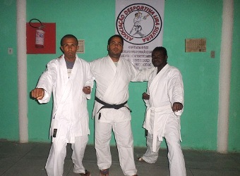 Tiago Silveira ao lado de dois pacientes na pratica de atividade esportiva.